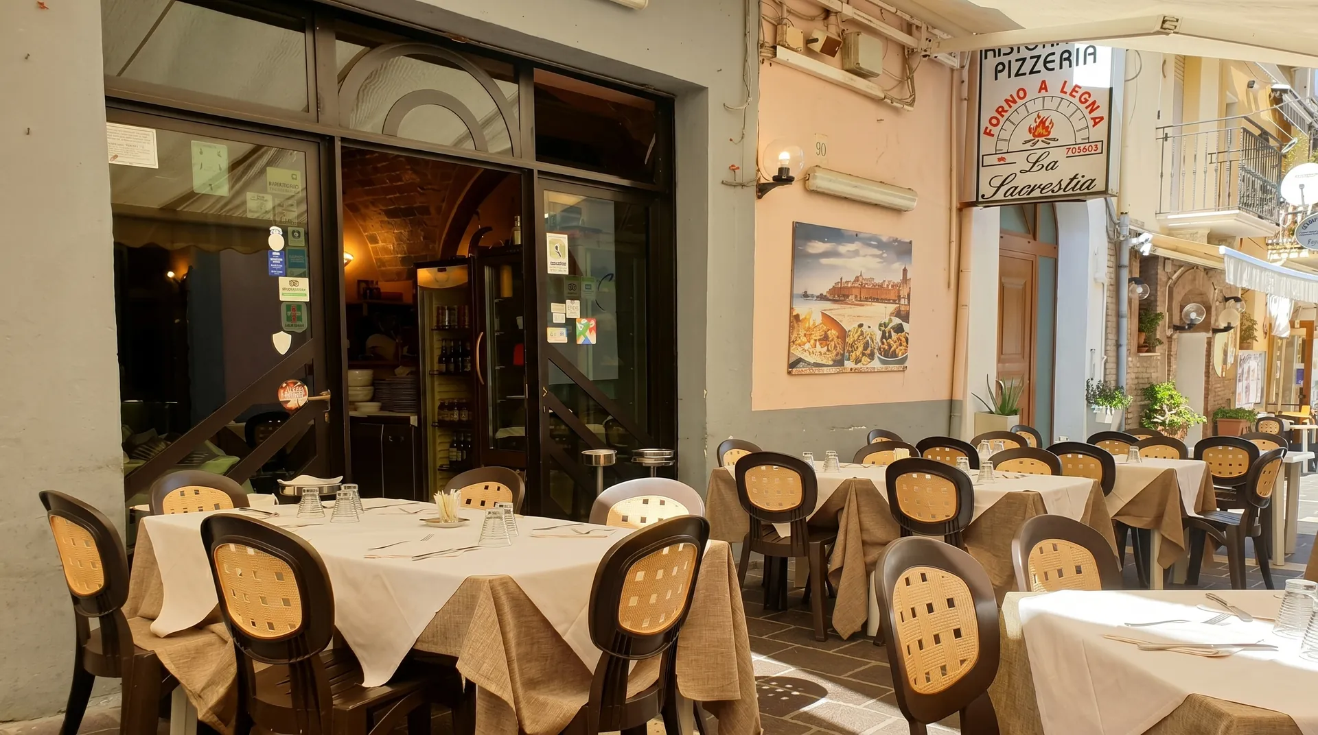Tavoli all'aperto de La Sacrestia nel borgo