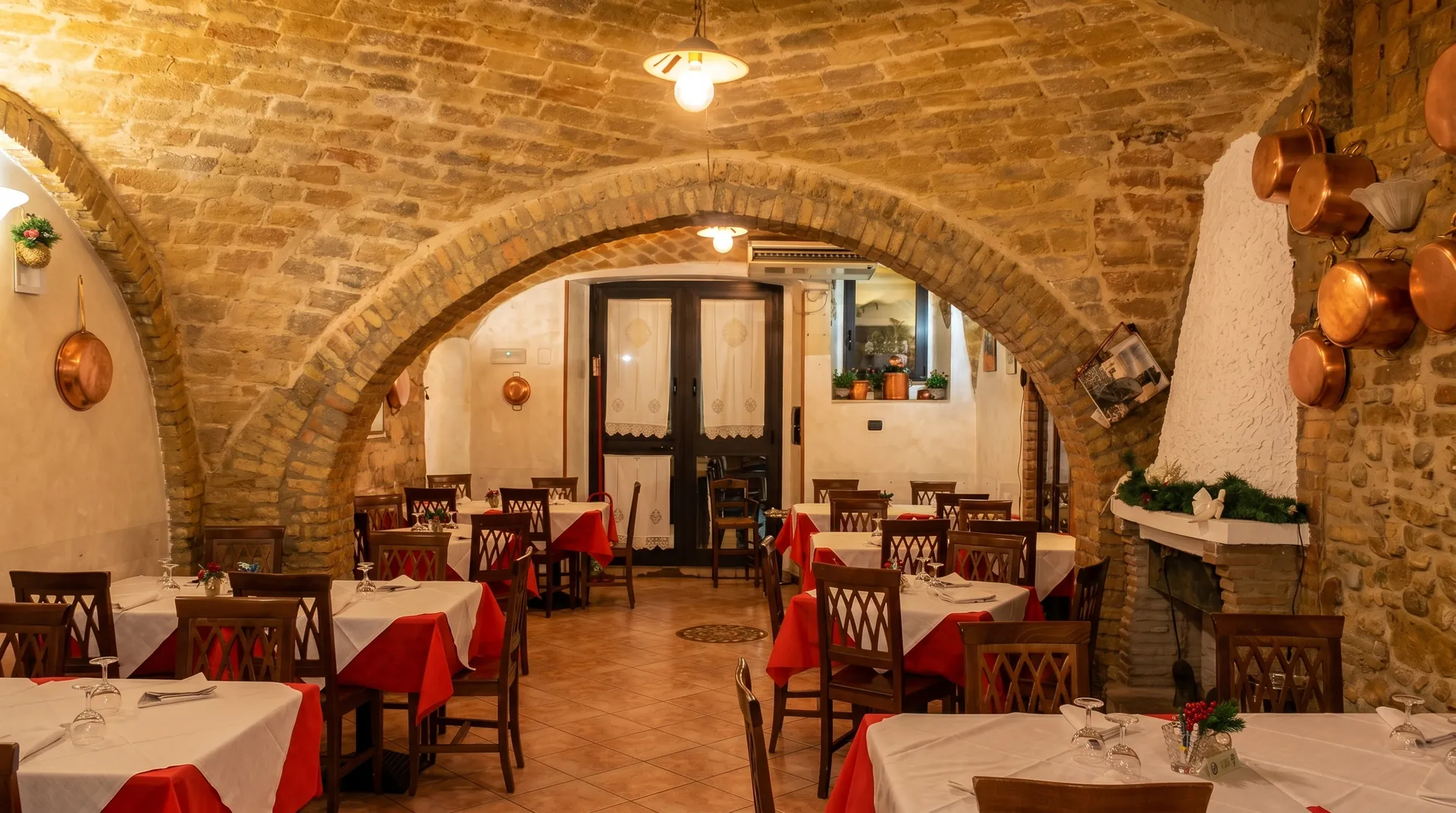 Sala interna con archi e volte in pietra
